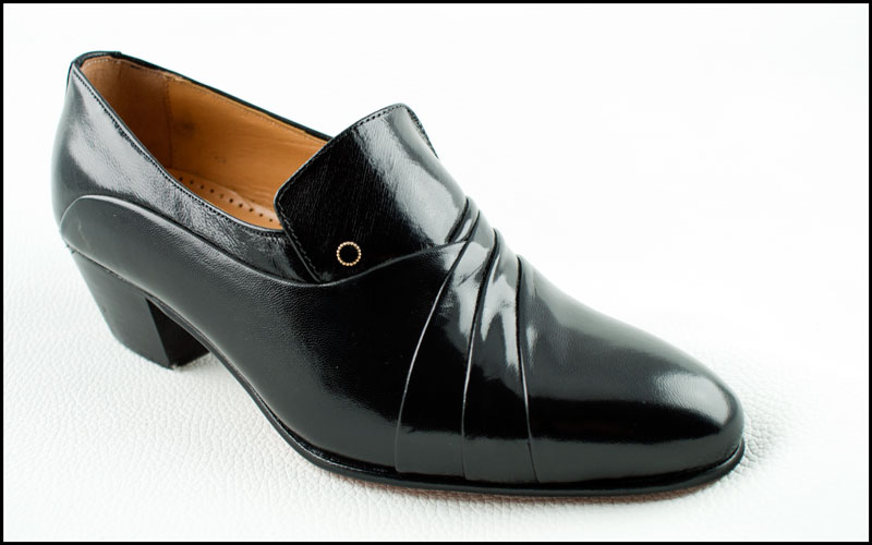 Mod-30056, fabricado en tafilete negro