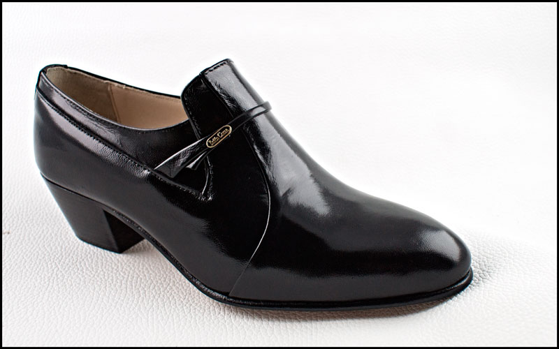 Modelo 264, fabricado en tafilete negro.