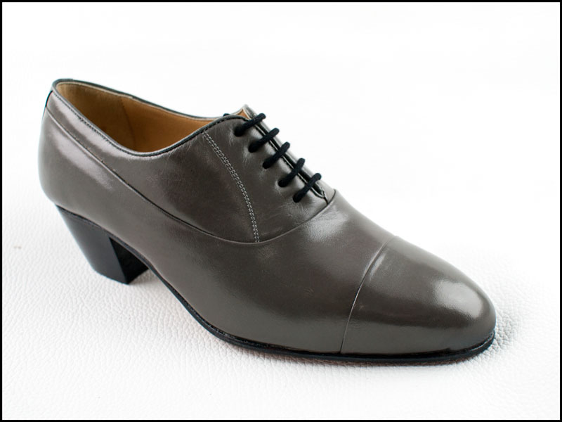 Modelo 603, fabricado en tafilete gris.