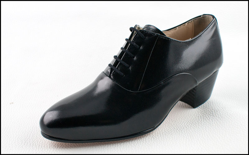 Modelo 922, fabricado en tafilete negro.