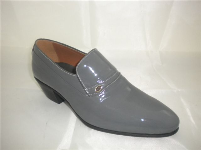 Modelo 946 hecho en charol gris-perla