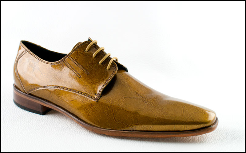 Modelo 8380, fabricado en charol ocre