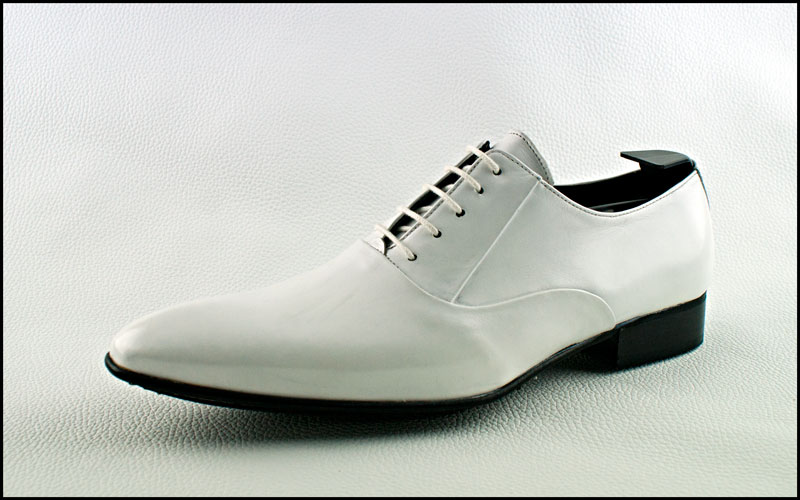 Modelo-922, fabricado en napa blanca