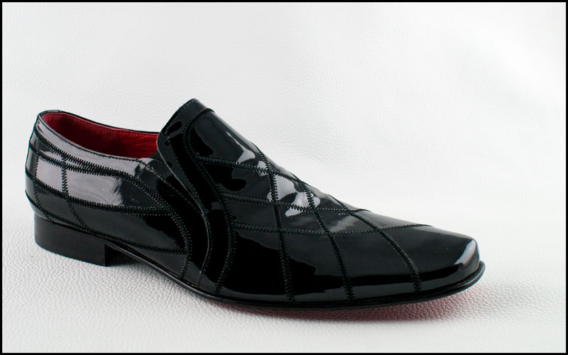 Modelo-8532, fabricado en charol negro