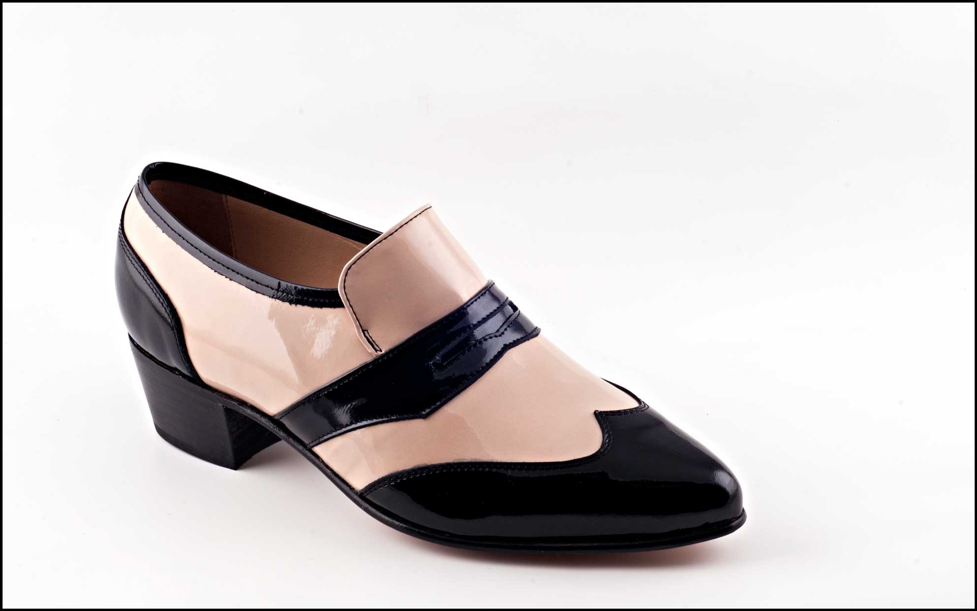 Modelo-3068.  Fabricado en charol negro y beig.