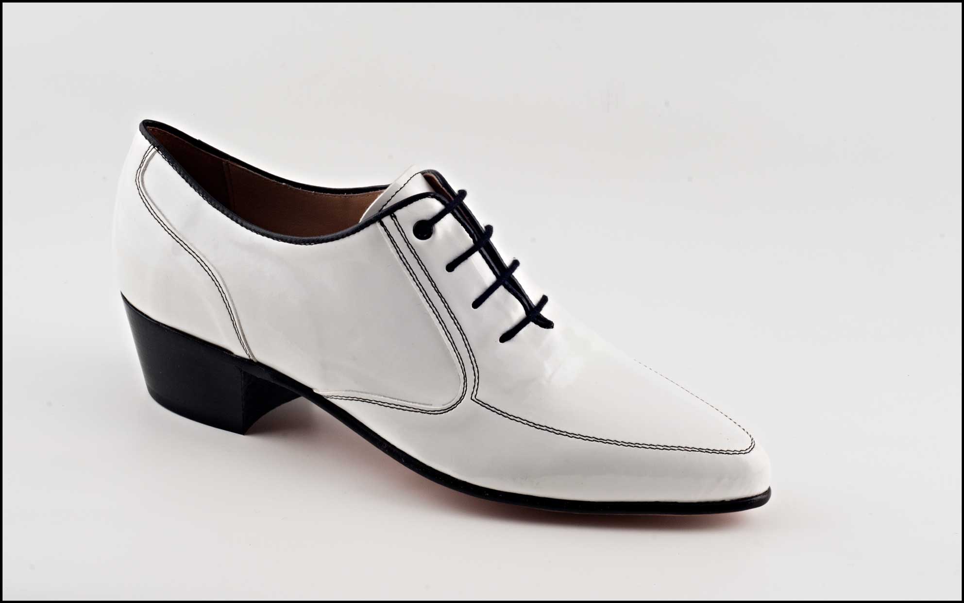 Modelo-3070. Fabricado en charol blanco