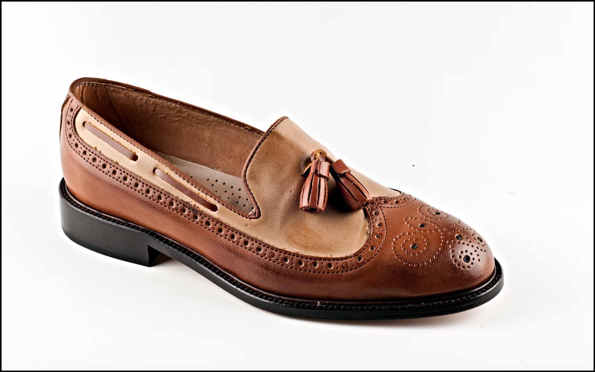Modelo-1005. Fabricado en Napa cepillada.