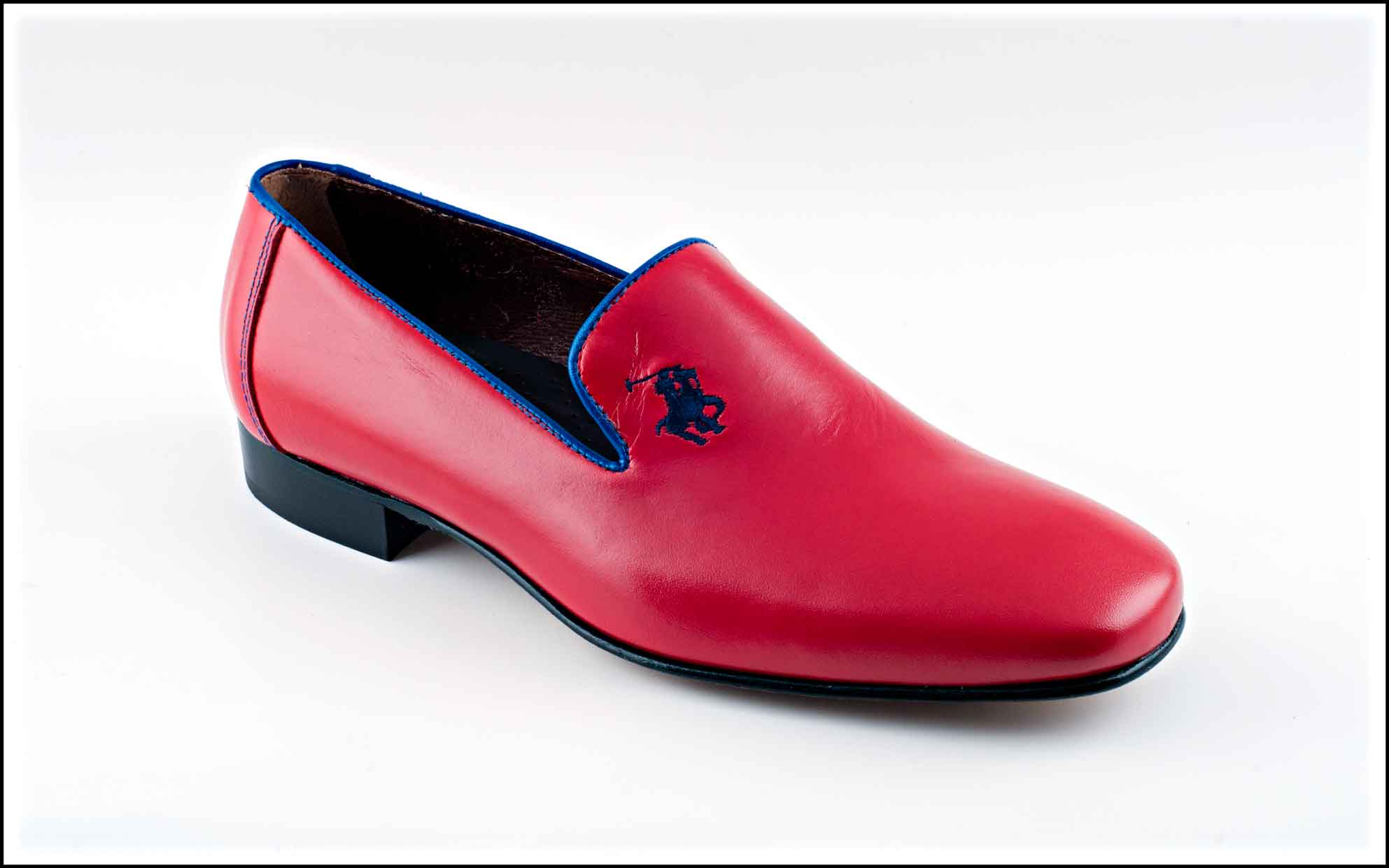 Modelo-826. Fabricado en Napa roja y vivos azules con bordado quijote.