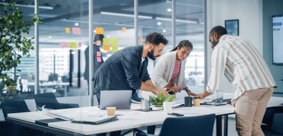 Equipo de la agencia trabajando