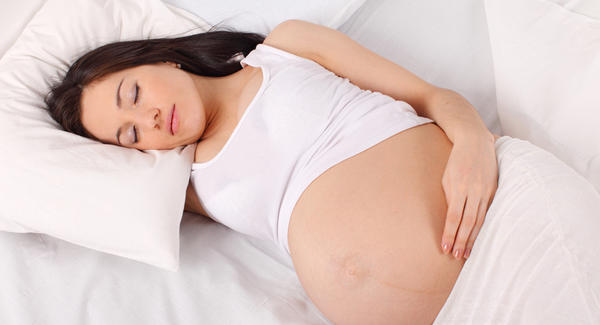 Consejos y posturas para dormir bien durante el embarazo